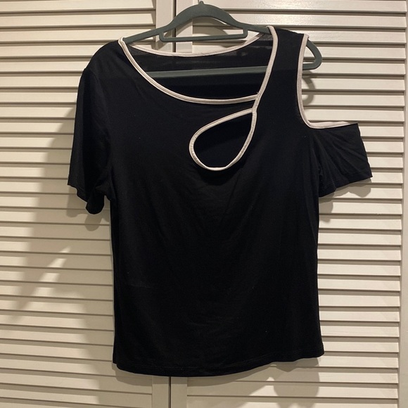 Keyhole Black and White Top - Picture 1 of 4